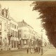 De IJsselkade voor de hoek met de Brugstraat, ca. 1885. In het hoekhuis aan de linkerzijde woonde later de familie Barto.